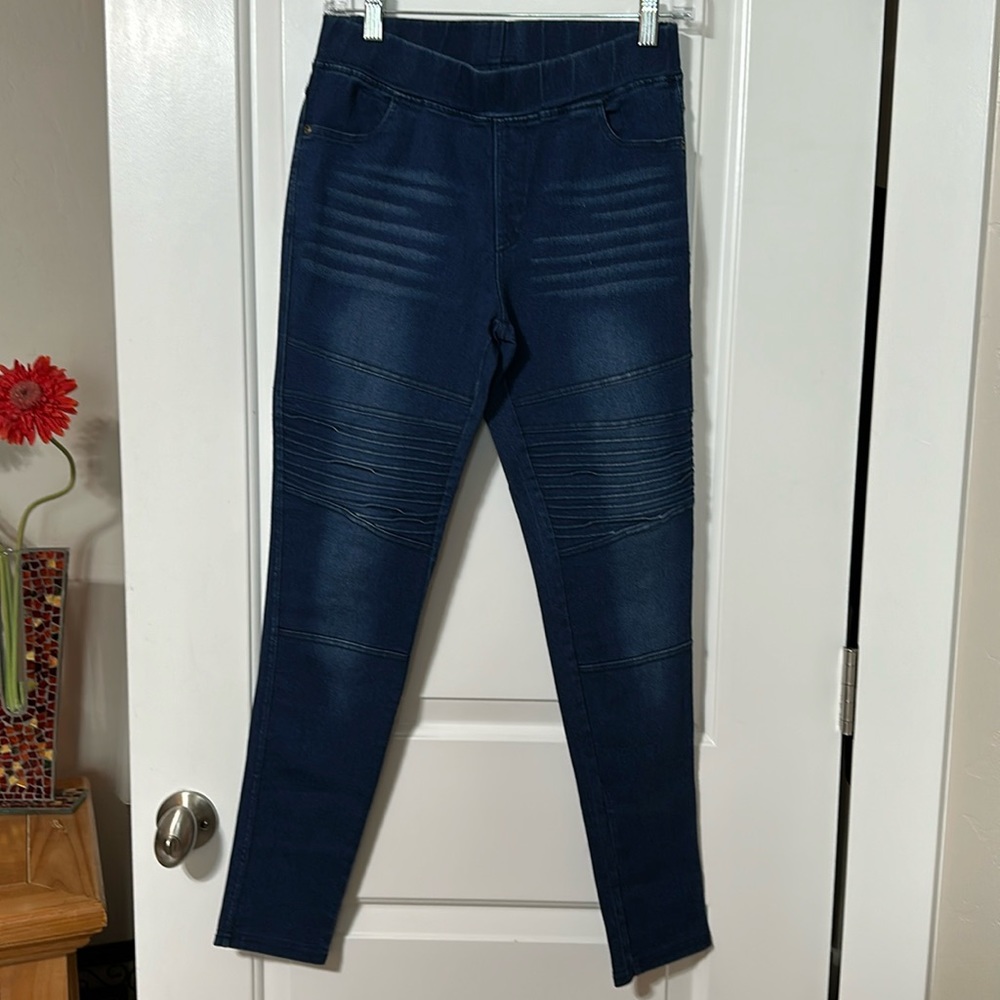 Color 5 Skinny Pull On Stretch Jeans. Size S